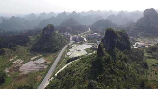 广西喀斯特地貌山水风景中的奇石小村