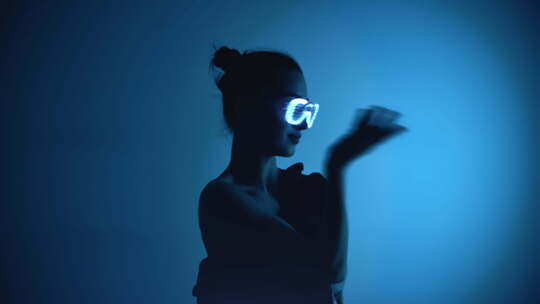时尚派对女人戴着发光眼镜跳舞霓虹灯荧光迪斯科夜总会慢动作