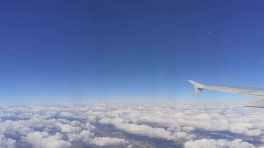 飞机窗外看到的云海