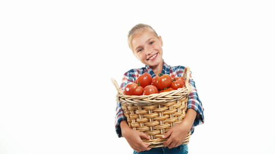 女孩抱着一筐西红柿