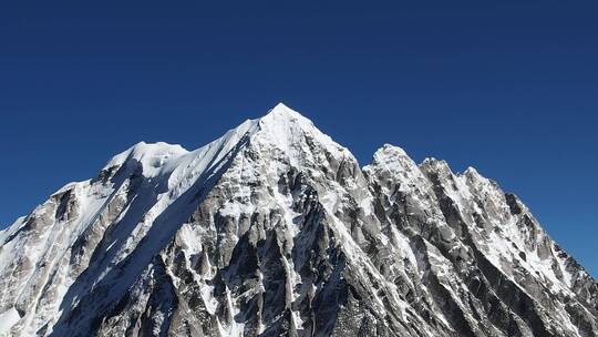 航拍川西蓝天下的雅拉雪山特写