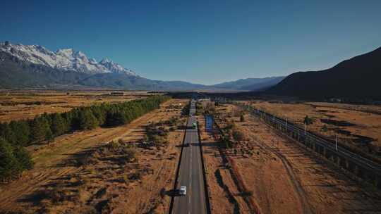 8K炸裂顶级航拍-丽江玉龙雪山下的公路