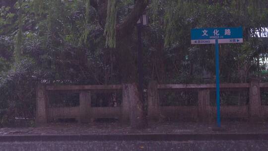 杭州滨江暴雨期间骑车赶路4K视频素材视频素材模板下载