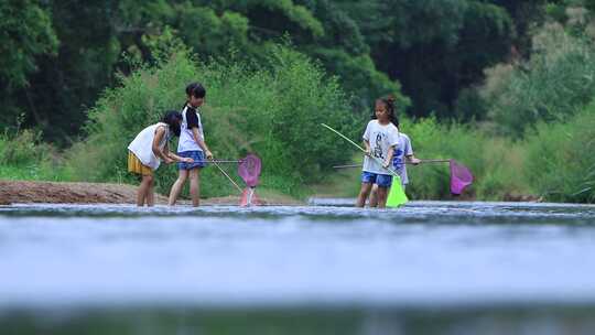 小孩在河里玩水谨防溺水保护未成年安全