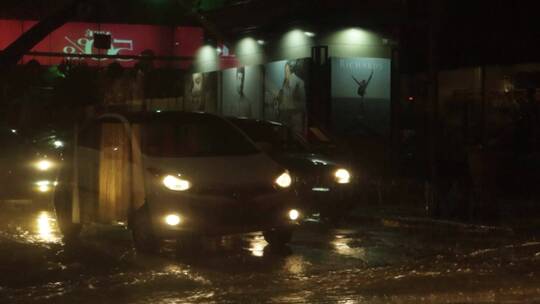 在雨夜的街道上行驶的车辆视频素材模板下载