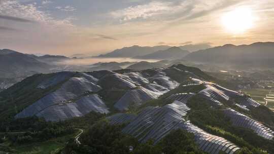 山上的光伏发电站延时摄影