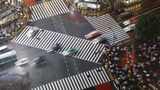 延时十字路口行人过马路下雨天城市景观高清在线视频素材下载