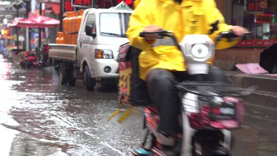 暴风雨中风雨无阻的外卖小哥