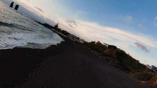 日落时火山岛海滩的无人机镜头