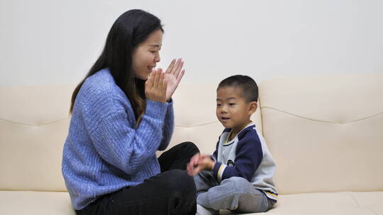 亚洲中国女士小朋友居家在沙发上玩游戏