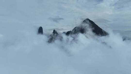 航拍云雾缭绕的仙山仙气云层之上广西圣堂山