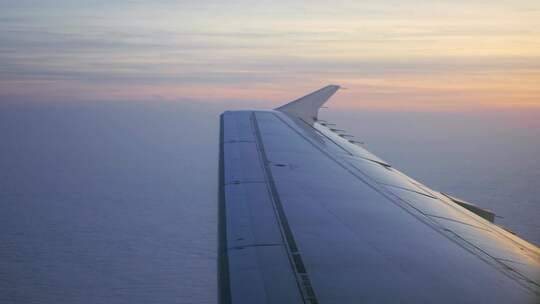 飞行中的飞机窗外的景色