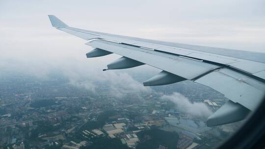 飞机着陆前起飞时在城市上空飞行4k视频