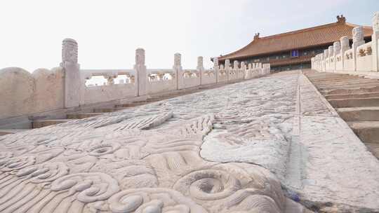 北京故宫太和殿台阶上雕刻的龙纹