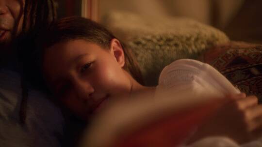躺在床上看书的情侣