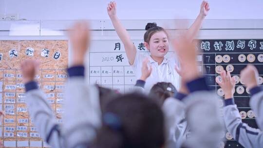 幼儿园的老师和孩子们玩耍学习