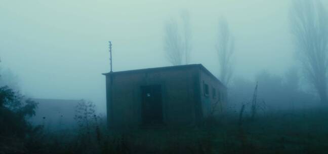 雾霾中若隐若现的房子