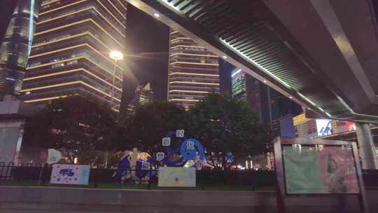上海浦东新区陆家嘴游客游玩人流夜景视频素