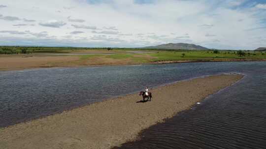 4K航拍内蒙古草原河流浅谈骑马古装