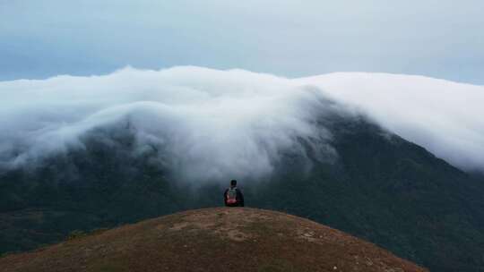 登山爬山徒步一个人的旅行背包客