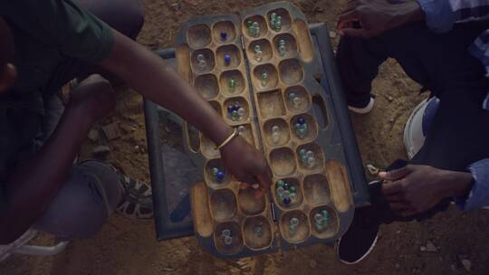 非洲人在玩弹珠游戏