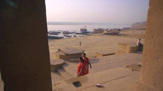 印度妇女沿恒河行走