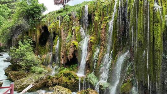 航拍云南香格里拉普达措国家公园彩虹瀑布