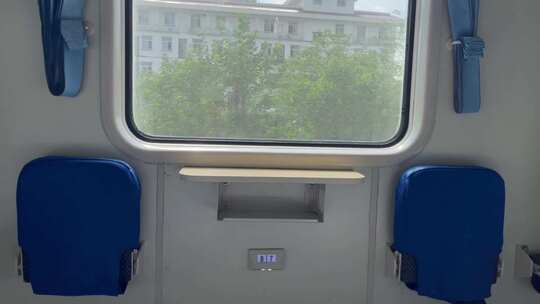 行驶中火车车窗风景座椅视频素材模板下载