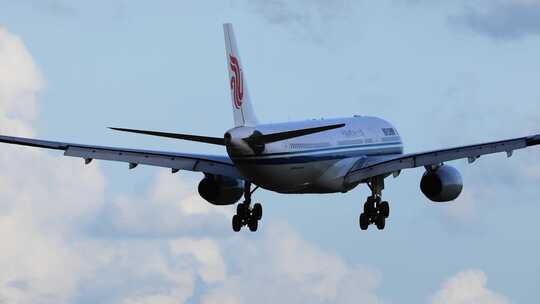 中国国航航空飞机在深圳机场降落