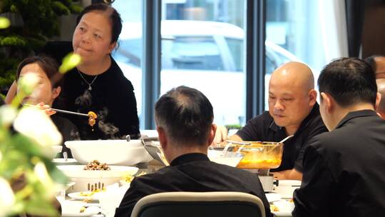 餐厅客人吃饭聚会