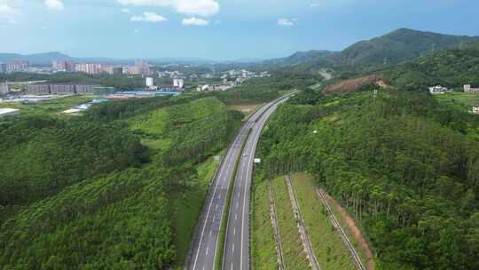 高速公路穿过山区村庄航拍