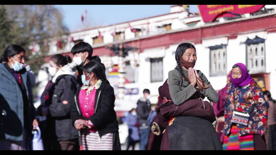 西藏拉萨冬日早晨八廓街大昭寺藏族朝拜人群