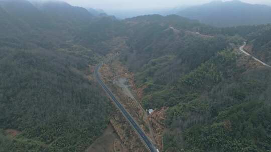 山林间蜿蜒曲折的公路鸟瞰全景