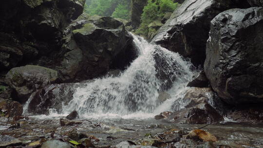 夏日山间溪流慢镜头