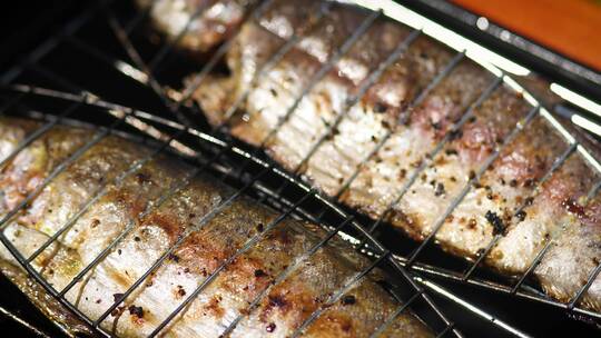 美味的整条鱼放在烧烤架上