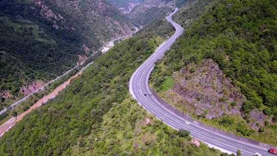 中国云南大理群山之间高速公路