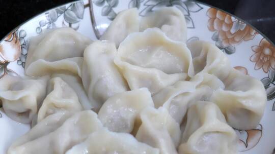 新鲜饺子出锅特写