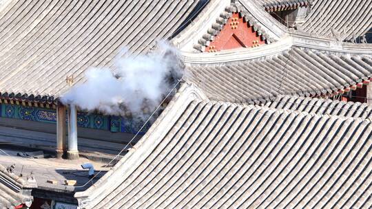 北京胡同房顶的烟筒视频素材模板下载