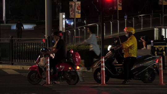 220719夜晚马路高楼红绿灯实拍视频 (37)视频素材模板下载