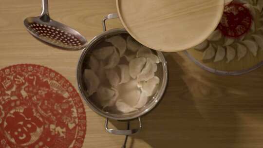 新年煮饺子-喜庆红色习俗-大年三十