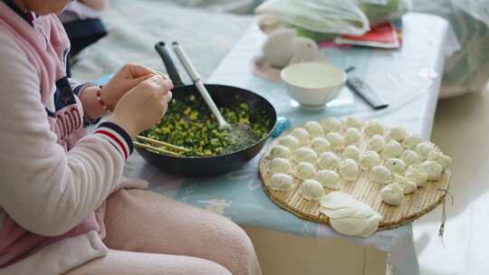 家庭包饺子春节过年吃饺子居家过日子