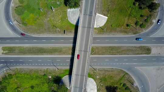 汽车在高速公路天线上的立交桥下行驶