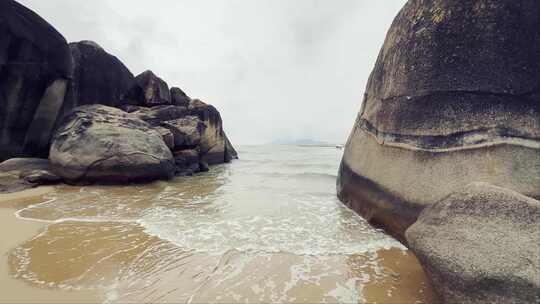 大海边的岩石海浪