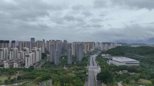 多云天气下的城市建筑与绿化景象