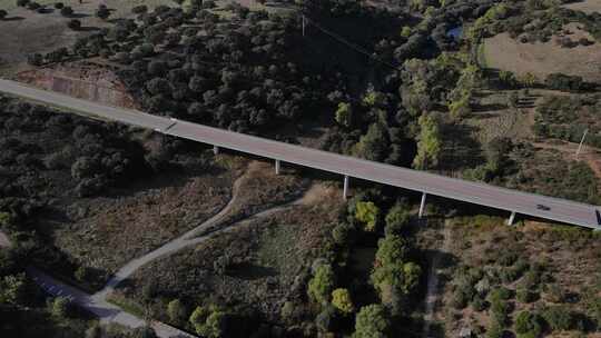 葡萄牙维拉福尔莫萨古罗马桥附近的现代高架道路。空中倒退