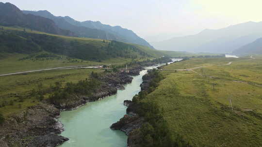 鸟瞰OrokToy大桥和急流河