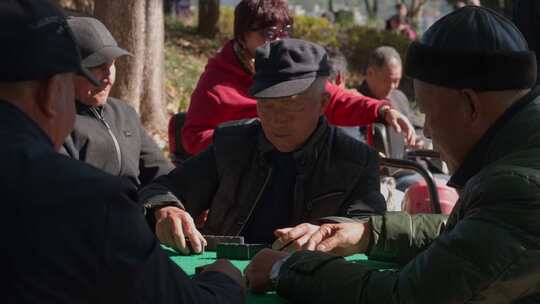 街边打牌打麻将的老人
