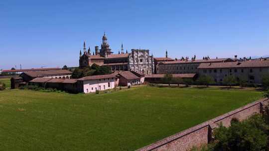 倾斜无人机拍摄意大利Certosa di Pavia历史纪念性建筑群