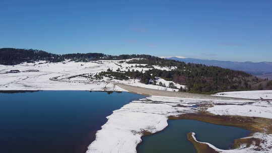 冬季积雪山脉和湖泊的鸟瞰图