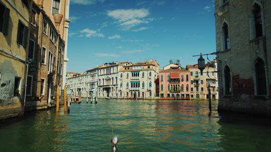航行穿过威尼斯视频素材模板下载